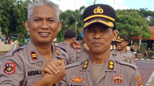 Iptu Akbar Andi Malloroang (kiri)