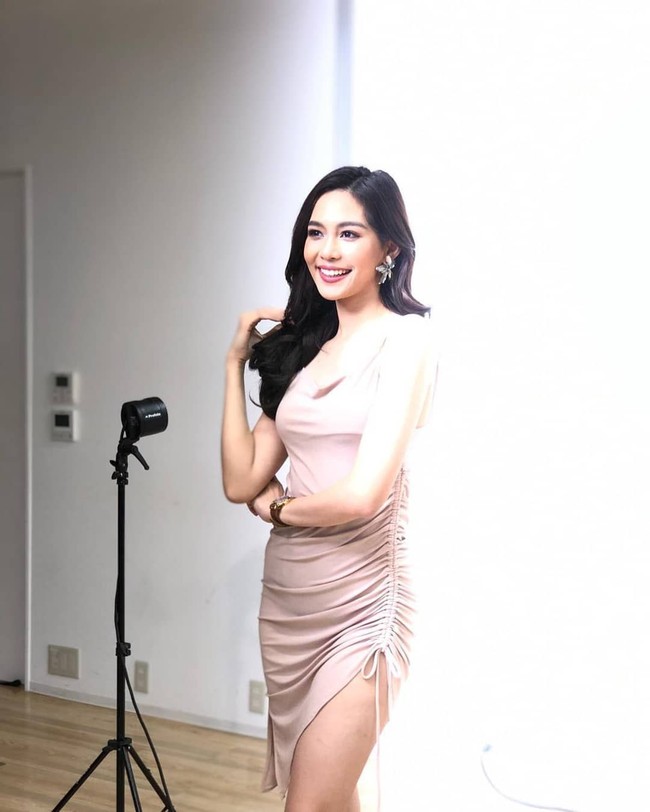 Selain apoteker, Sireethorn juga aktif di dunia modeling. Foto: Instagram/@bintsireethorn