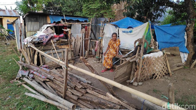 Kisah Miris Nenek 70 Tahun di Maros Hidup di Gubuk Beratap Terpal Kisah Miris Nenek 70 Tahun di Maros Hidup di Gubuk Beratap Terpal