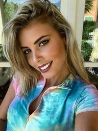 Pacar Flavio yang 49 tahun lebih muda darinya