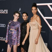 Para Charlies Angels wajah baru diperankan oleh Kristen Stewart, Naomi Scott dan Ella Balinska. Ketiganya kompak bergaya seksi dengan signature style mereka masing-masing. Foto: Jon Kopaloff/Getty Images