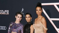 Penampilan seksi Kristen Stewart dan rekannya di film Charlies Angels mencuri perhatian. Foto: Jon Kopaloff/Getty Images