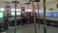 Seperti data yang ada di Dinas Pendidikan (Dindik) Ponorogo, ada 60 SD di Bumi Reog yang rusak. Termasuk ruang kelas 3 di SDN 3 Balong yang saat ini atapnya ditopang bambu agar tidak ambruk. Charolin Pebrianti/detikcom.