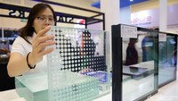 Pengunjung melihat Pameran Glasstech Asia dan Fenestratiom Asia 2019 yang berlangsung di ICE BSD, Tanggerang, Selasa (12/10/2019).