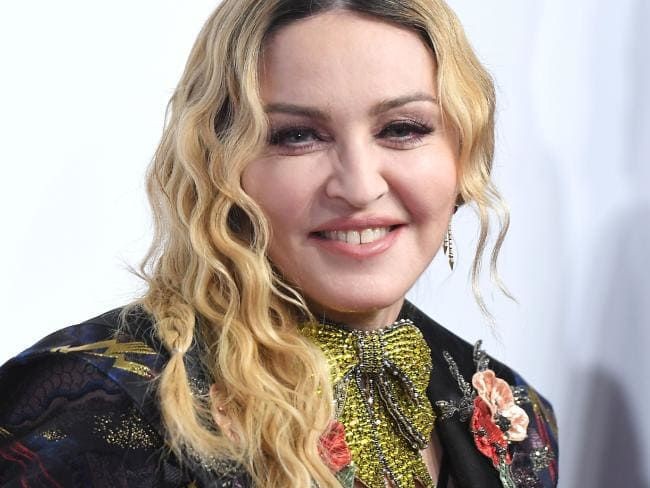 Madonna disebut sebagai wanita yang ingin melawan penuaan. Sejumlah pakar kecantikan menyebut bahwa wajah Madonna yang terkadang terlihat bengkak adalah hasil dari filler. Kebanyakan filler bisa menyebabkan wajah klien jadi bengkak, tidak natural dan terlihat tua, ujar Katherine Millar-Shannon, suster yang biasa mendampingi dokter bedah plastik.  Foto: AFP