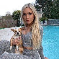 Beberapa juga berkomentar bahwa ruang tamu bukan tempat untuk bikini. Banyak yang menyayangkan dan jijik pada pose Abby yang berbikini dan duduk di sofa putih.Foto: Instagram