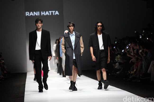 Fashion show Rani Hatta bertema Convergence menampilkan busana feminin maskulin di Jakarta Fashion Week 2020, Senayan City, Jakarta. Sabtu [26/10/2019]. Foto: Rifkianto Nugroho/detikcom