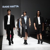 Fashion show Rani Hatta bertema Convergence menampilkan busana feminin maskulin di Jakarta Fashion Week 2020, Senayan City, Jakarta. Sabtu [26/10/2019]. Foto: Rifkianto Nugroho/detikcom