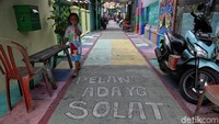 Mural meminta pengendara untuk pelan-pelan saat melintas di depan musala