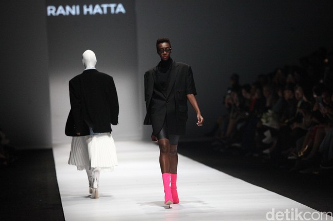 Fashion show Rani Hatta bertema Convergence menampilkan busana feminin maskulin di Jakarta Fashion Week 2020, Senayan City, Jakarta. Sabtu [26/10/2019]. Foto: Rifkianto Nugroho/detikcom
