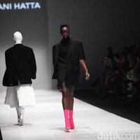 Fashion show Rani Hatta bertema Convergence menampilkan busana feminin maskulin di Jakarta Fashion Week 2020, Senayan City, Jakarta. Sabtu [26/10/2019]. Foto: Rifkianto Nugroho/detikcom