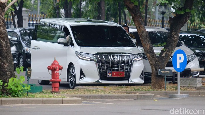 Mobil Alphard putih Prabowo (Andhika/detikcom)