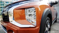 Masih mengulas area fascia, pada Mitsubishi Xpander Cross sudah menggunakan lampu utama berteknologi LED, dengan desain lampu bertumpuk. Sedangkan untuk lampu seinnya masih menggunakan halogen. Untuk makin menguatkan kesan crossover, Xpander Cross juga mendapatkan skid plate dengan garnish berwarna silver.