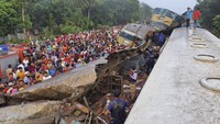 Seperti dilansir AFP dan Channel News Asia, Selasa (12/11/2019), tabrakan maut antara dua kereta api ini terjadi pada Selasa (12/11) dini hari, sekitar pukul 03.00 waktu setempat, di wilayah Brahmanbaria yang berjarak 100 kilometer sebelah timur ibu kota Dhaka. Tabrakan ini dilaporkan terjadi antara sebuah lokomotif kereta yang sedang melaju ke arah kota pelabuhan Chittagong dengan sebuah rangkaian kereta yang sedang melaju ke arah Dhaka.