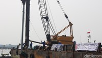 Beginilah suasana penancapan tiang untuk Masjid Apung yang rencananya dibangun seluas 2.000 meter persegi (Intan/detikcom)