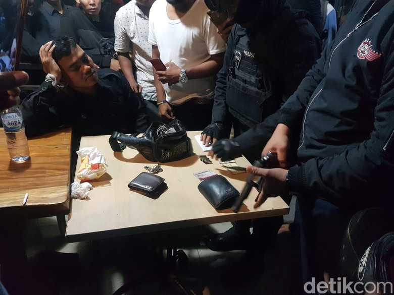 Polisi Temukan Pistol dari Mobil yang Dikejar Pemotor di Pasar Minggu Polisi Temukan Pistol dari Mobil yang Dikejar Pemotor di Pasar Minggu