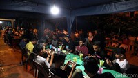 Selain menjadi destinasi favorit warga untuk berburu kuliner, kawasan ini juga kerap dijadikan sebagai tempat nongkrong anak muda untuk bercengkerama bersama teman-teman sambil mencicipi beragam makanan dan menikmati udara segar.