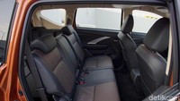 Selain itu, ada juga yang disematkan di area dasbor. Tak hanya coklat dan hitam, pada area dasbor juga disematkan warna silver, yang membuat kesan sporty dan elegan mobil ini begitu terasa.