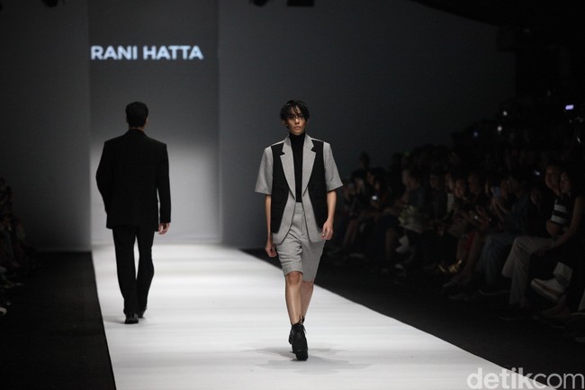 Fashion show Rani Hatta bertema Convergence menampilkan busana feminin maskulin di Jakarta Fashion Week 2020, Senayan City, Jakarta. Sabtu [26/10/2019]. Foto: Rifkianto Nugroho/detikcom