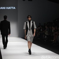 Fashion show Rani Hatta bertema Convergence menampilkan busana feminin maskulin di Jakarta Fashion Week 2020, Senayan City, Jakarta. Sabtu [26/10/2019]. Foto: Rifkianto Nugroho/detikcom