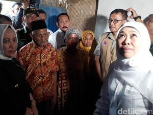 Didampingi Bupati Anna, Khofifah Beri Bantuan Warga Terdampak Angin Kencang
