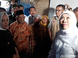 Didampingi Bupati Anna, Khofifah Beri Bantuan Warga Terdampak Angin Kencang