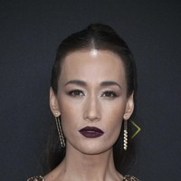 Bintang Mission: Impossible III lalu menyempurnakan gayanya dengan suede heels dan sejumlah perhiasan. Sebagai sentuhan akhir, bibirnya dipulas rona berwarna burgundy. (Foto: Frazer Harrison/Getty Images)