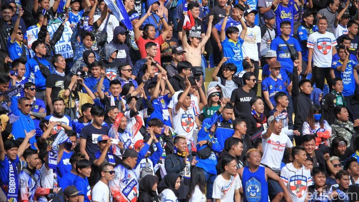 Ribuan pasang mata menyaksikan pertandingan Persib Bandung melawan Arema FC di Stadion Si Jalak Harupat.