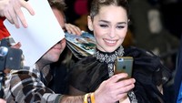 Emilia juga sangat ramah kala menemui fansnya tersebut. Tim P. Whitby/Getty Images for Universal