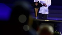Presiden Joko Widodo (Jokowi) dan Ketua Umum Partai NasDem Surya Paloh berpelukan erat. Kini, ketiga tokoh dalam isu pelukan erat itu nampak mesra bersama. (Muchlis Jr/Biro Pers Sekretariat Presiden).