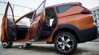 Menilik area kaki-kaki, Xpander Cross dibekali desain pelek baru dengan model 5 palang berbentuk huruf Y. Pelek ini berukuran 17 inci, dan lebih besar dari pelek Xpander yang memiliki pilihan pelek ukuran 15 dan 16 inci. Berkat menggunakan pelek 17 inci ini pula ground clearance Xpander Cross lebih tinggi 20 mm dibanding ground clearance Xpander.