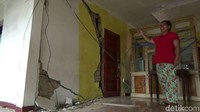 Salah seorang warga Cucu Mulyati (42) mengatakan, kondisi bangunan rumahnya nyaris ambruk. Bangunan dinding sudah menganga hampir 30 centimeter, bahkan di beberapa bagian hancur. Ia terpaksa memasang bambu untuk menopang bangunan rumahnya.