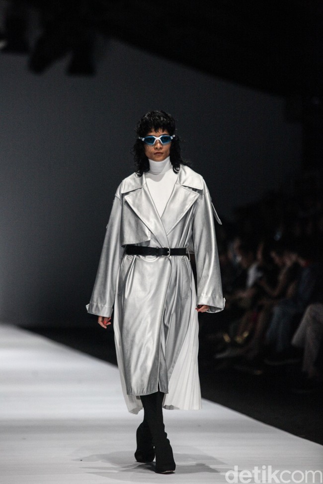Fashion show Rani Hatta bertema Convergence menampilkan busana feminin maskulin di Jakarta Fashion Week 2020, Senayan City, Jakarta. Sabtu [26/10/2019]. Foto: Rifkianto Nugroho/detikcom
