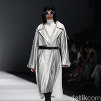 Fashion show Rani Hatta bertema Convergence menampilkan busana feminin maskulin di Jakarta Fashion Week 2020, Senayan City, Jakarta. Sabtu [26/10/2019]. Foto: Rifkianto Nugroho/detikcom
