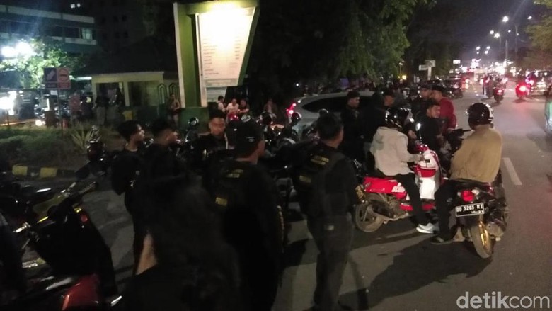 Mahasiswa UMI Makassar Tewas Diserang, Puluhan Polisi Berjaga Mahasiswa UMI Makassar Tewas Diserang, Puluhan Polisi Berjaga