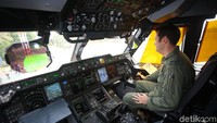 Seorang pilot menunjukkan bagian kabin pesawat.