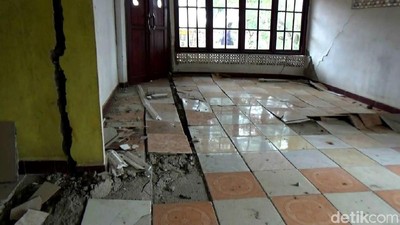 Belasan Rumah di Purwakarta Rusak Imbas Proyek Kereta Cepat
