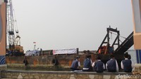 Proses ground breaking ini selain disaksikan para pejabat, juga disaksikan pengunjung di kawasan Ancol (Intan/detikcom)  