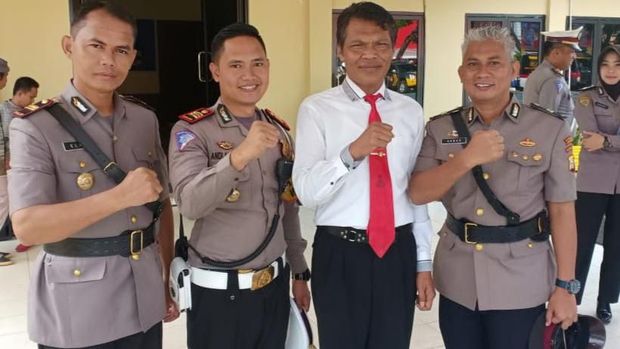Iptu Akbar Andi Malloroang (paling kanan)
