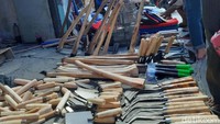 Saat-saat menjelang musim tanam, Pasar Gawok selalu diserbu pembeli. Ada yang membeli barang baru, ada pula yangs sekedar memperbaiki peralatan yang rusak agar bisa digunakan lagi mengolah sawah.