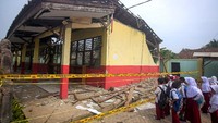 Sejumlah siswa memperhatikan bangunan sekolah mereka yang ambruk di SDN Malangnengah II, Kabupaten Tangerang, Banten, Selasa (12/11/2019).