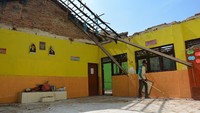 Sejumlah siswa SDN Dukuh Klopo, Jombang, Jatim, terpaksa belajar di kelas darurat lantaran gedung sekolahnya yang ambruk beberapa hari lalu. ANTARA FOTO/Syaiful Arif.