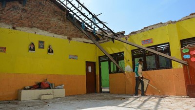 Potret Memprihatinkan Sekolah Rusak di Indonesia