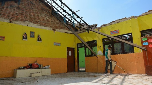 Potret Memprihatinkan Sekolah Rusak di Indonesia