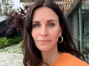 Ulang Tahun ke-56, Courteney Cox Tampil Seksi dengan Bikini Hitam
