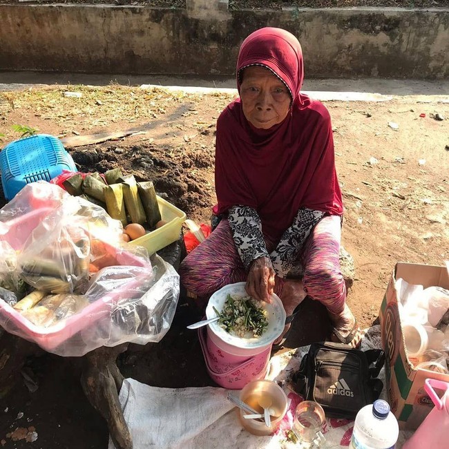 Mengharukan! 5 Kakek Nenek Ini Berjualan Makanan Demi Menyambung Hidup Mengharukan! 5 Kakek Nenek Ini Berjualan Makanan Demi Menyambung Hidup