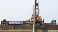 Para pekerja terlihat hati-hati dalam pelaksanaan ground breaking (Intan/detikcom)  