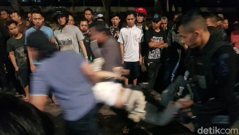 Usai Diamuk Massa di Pasar Minggu, Pengemudi Mobil Diamankan Polisi Usai Diamuk Massa di Pasar Minggu, Pengemudi Mobil Diamankan Polisi