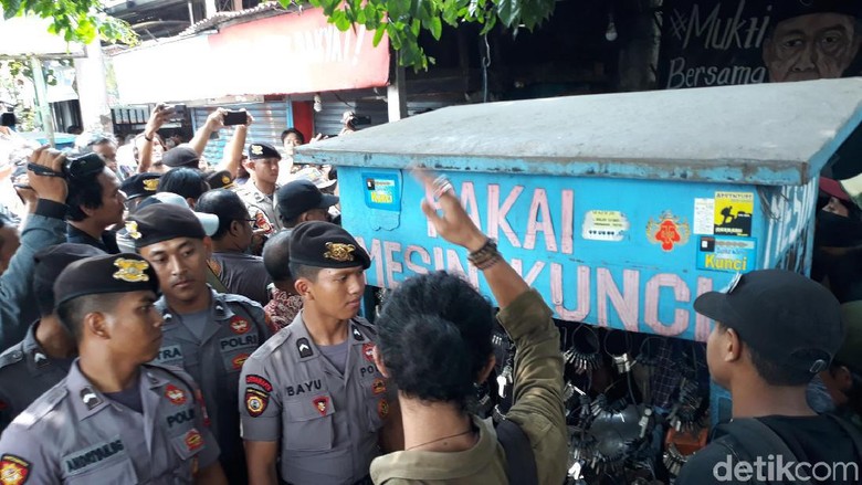 Diwarnai Protes hingga Tapa Pepe, Kios 5 PKL Gondomanan Yogya Dieksekusi Diwarnai Protes hingga Tapa Pepe, Kios 5 PKL Gondomanan Yogya Dieksekusi