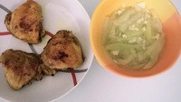 Segudang aktivitasnya tak membuat Claudia jadi mager masuk dapur. Lihat saja ayam goreng dan tumis waluh buatannya ini. Dibanding makan di restoran, Claudia lebih senang masak.  Foto: instagram @audi_emmanuela